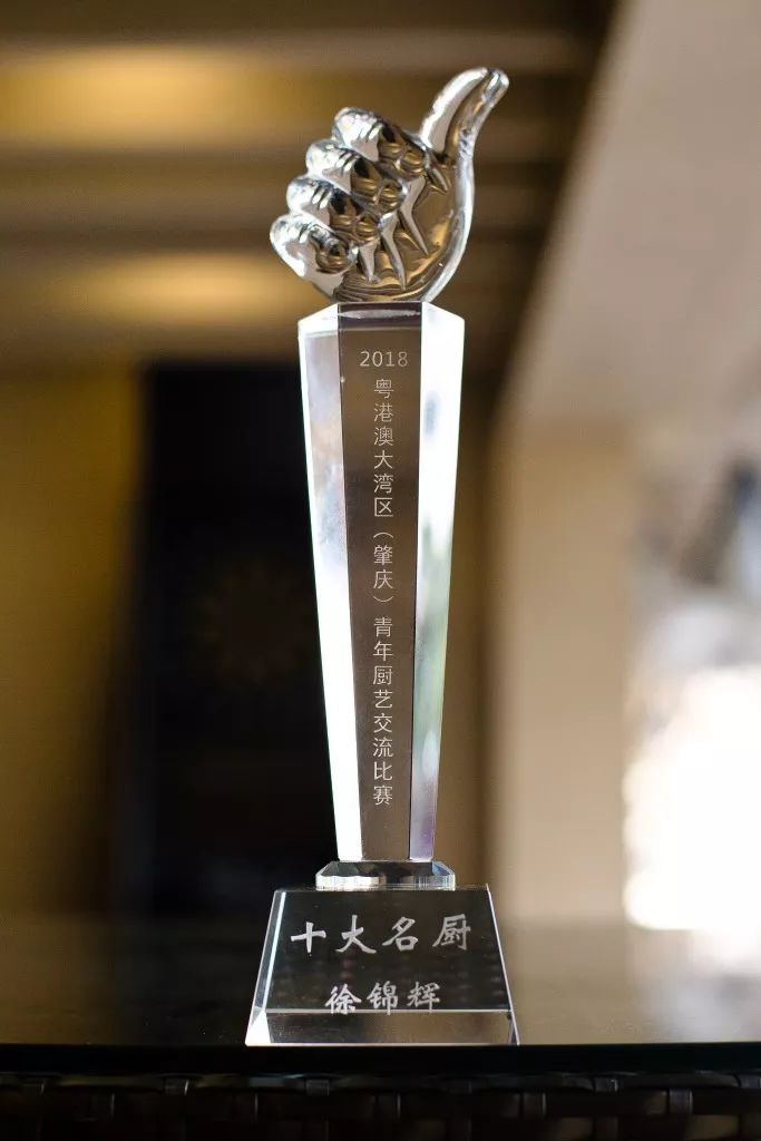  电竞团队默契配合铸就冠军奖杯