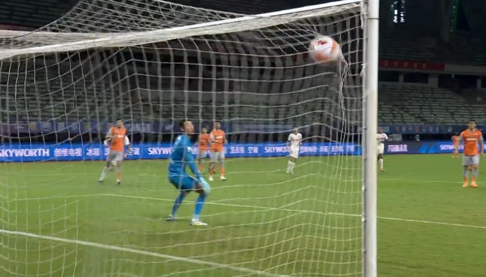  中场核心远射世界波，助球队登顶榜首