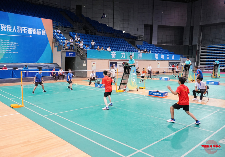  残疾人篮球锦标赛，运动员拼搏精神感人