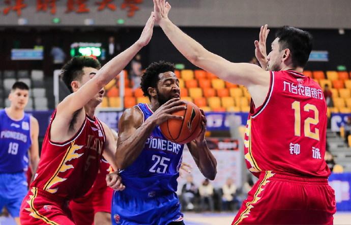  上海男篮外援发威，客场力克北京首钢队