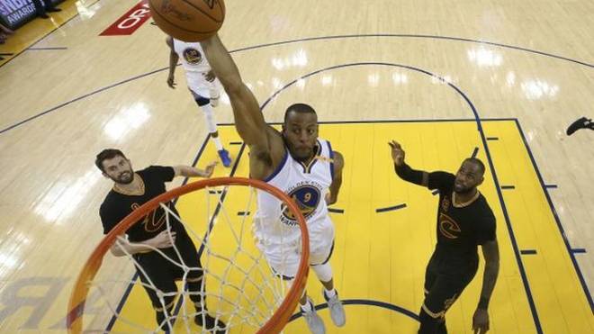  关键先生挺身而出助球队惊险过关