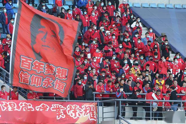  主场氛围助力腾飞，球迷助威声震屋瓦
