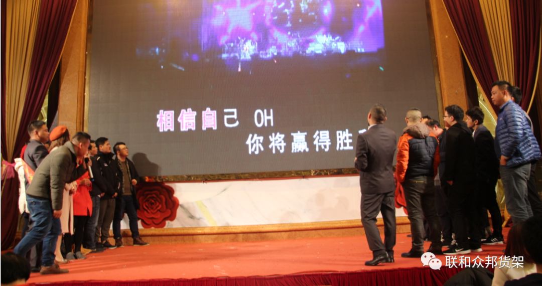  篮球年度颁奖盛典，表彰杰出贡献者