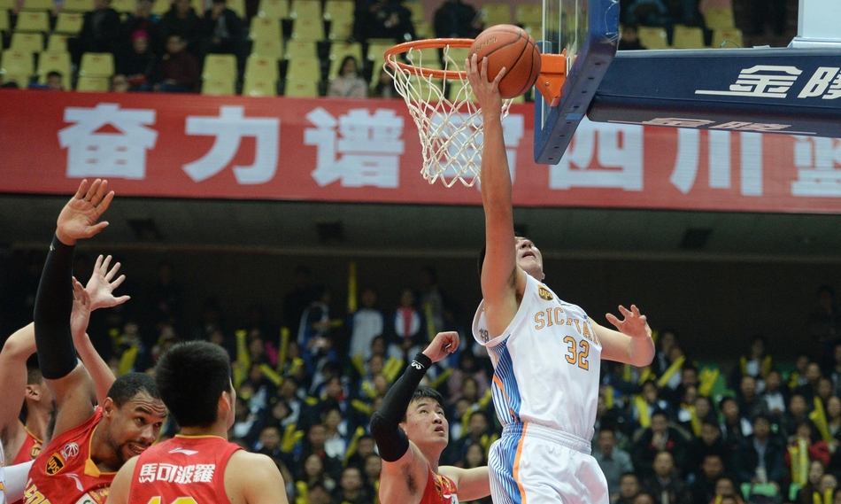  广东宏远快攻如潮大胜四川金强男篮