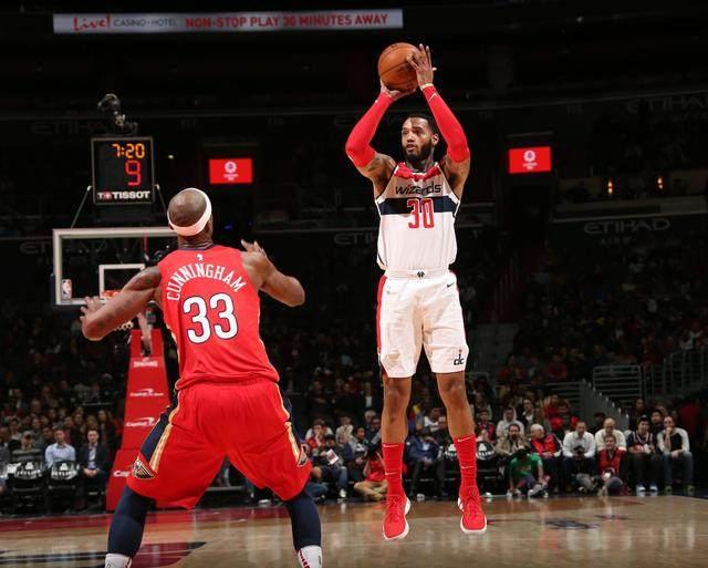  外援双塔统治内线，客队篮板优势显威力